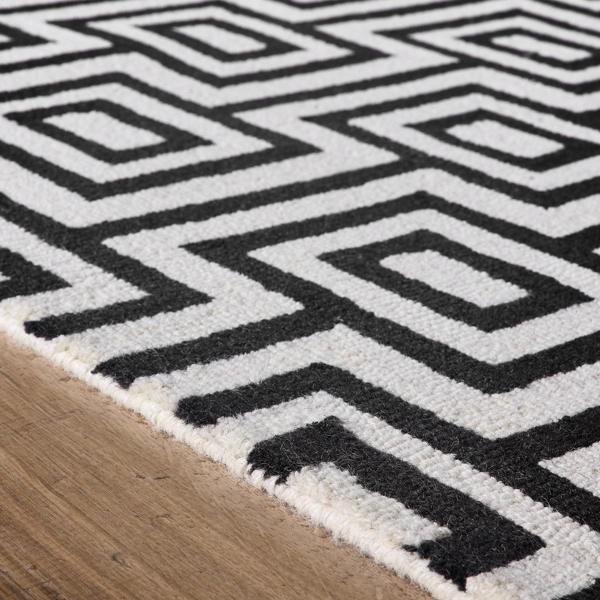 Origins Labyrinth Black/White Rug